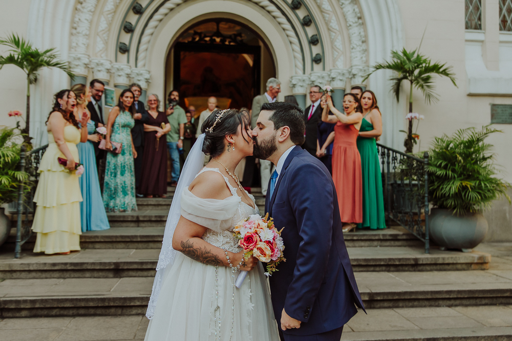 Saída dos noivos na Paróquia Nossa Senhora do Perpétuo Socorro durante a celebração do Sacramento do Matrimônio em casamento católico no Grajaú, Rio de Janeiro. Fotografia de casamento por Aline Lelles do Atelier Fotografia Afetiva