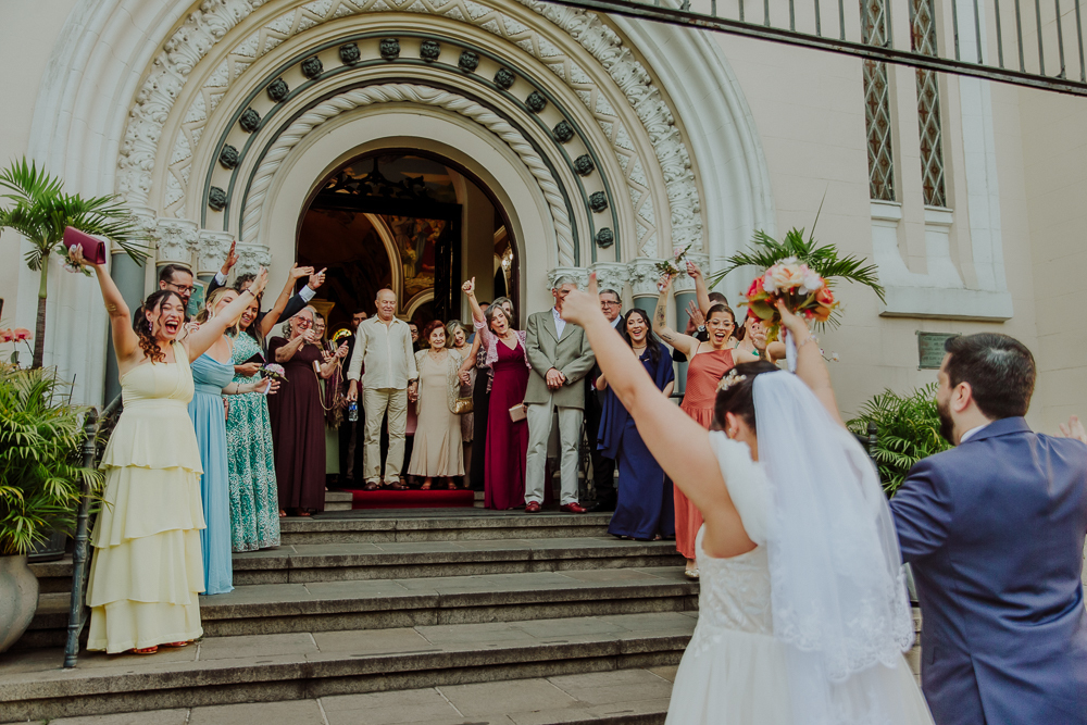 Saída dos noivos na Paróquia Nossa Senhora do Perpétuo Socorro durante a celebração do Sacramento do Matrimônio em casamento católico no Grajaú, Rio de Janeiro. Fotografia de casamento por Aline Lelles do Atelier Fotografia Afetiva