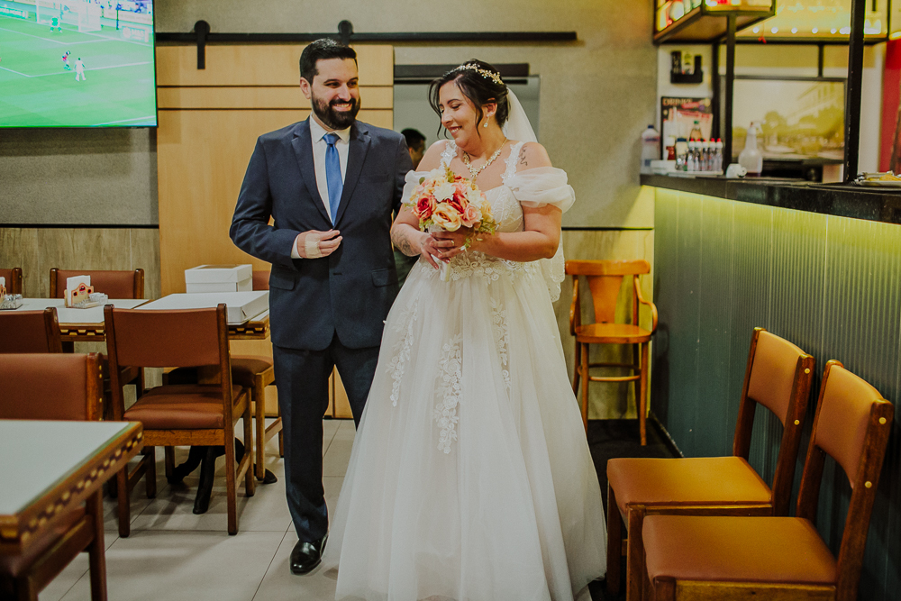 Festa de Casamento após o Sacramento do Matrimônio em casamento católico no Grajaú, Rio de Janeiro. Fotografia de casamento por Aline Lelles do Atelier Fotografia Afetiva
