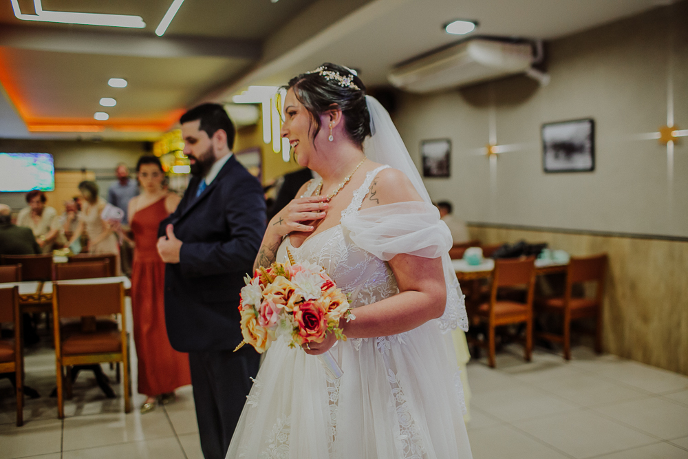 Festa de Casamento após o Sacramento do Matrimônio em casamento católico no Grajaú, Rio de Janeiro. Fotografia de casamento por Aline Lelles do Atelier Fotografia Afetiva