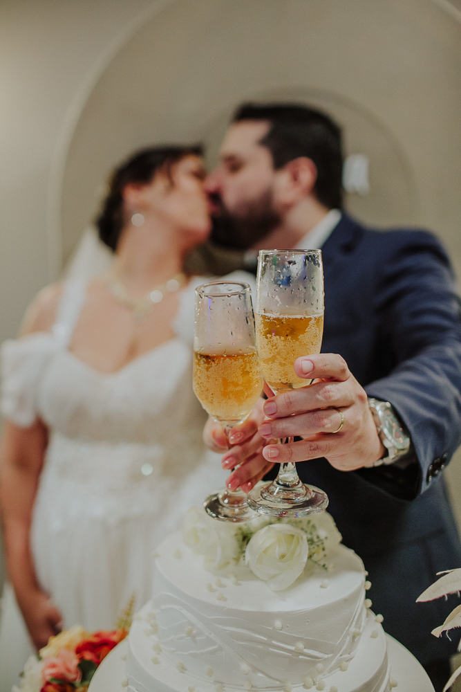 Festa de Casamento após o Sacramento do Matrimônio em casamento católico no Grajaú, Rio de Janeiro. Fotografia de casamento por Aline Lelles do Atelier Fotografia Afetiva