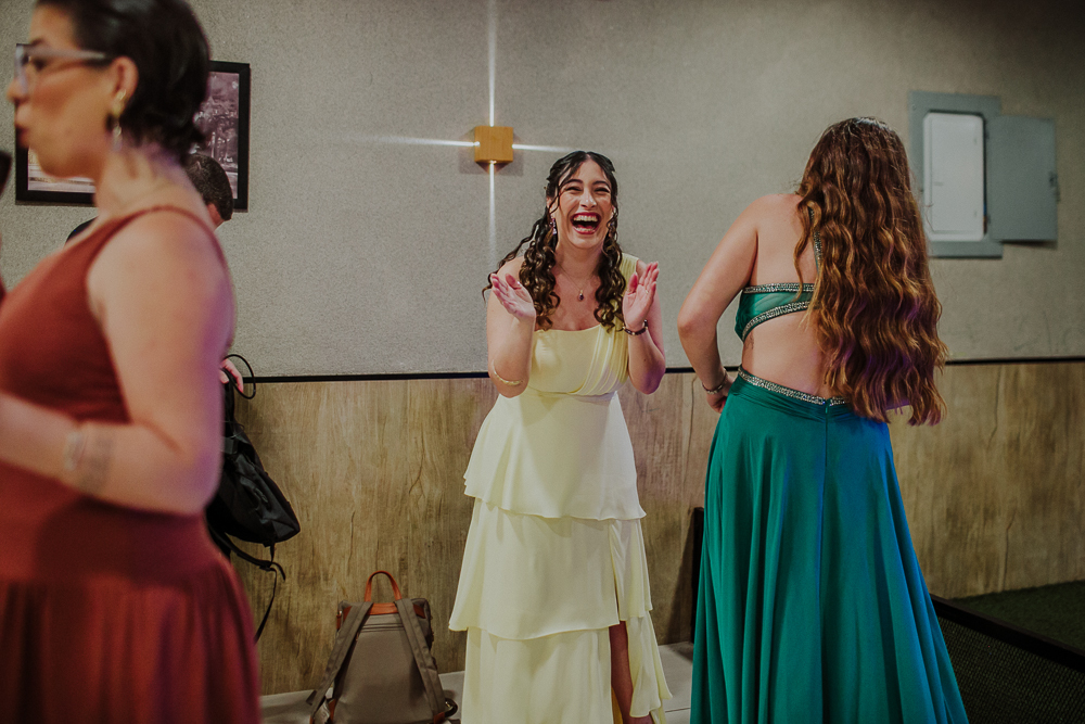 Festa de Casamento após o Sacramento do Matrimônio em casamento católico no Grajaú, Rio de Janeiro. Fotografia de casamento por Aline Lelles do Atelier Fotografia Afetiva