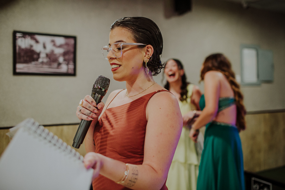Festa de Casamento após o Sacramento do Matrimônio em casamento católico no Grajaú, Rio de Janeiro. Fotografia de casamento por Aline Lelles do Atelier Fotografia Afetiva