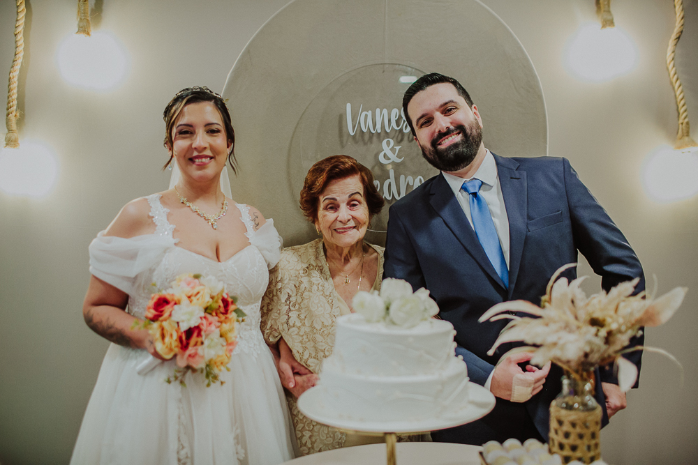 Festa de Casamento após o Sacramento do Matrimônio em casamento católico no Grajaú, Rio de Janeiro. Fotografia de casamento por Aline Lelles do Atelier Fotografia Afetiva