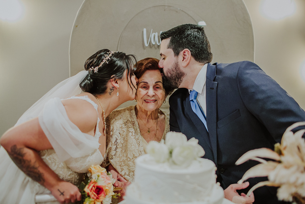 Festa de Casamento após o Sacramento do Matrimônio em casamento católico no Grajaú, Rio de Janeiro. Fotografia de casamento por Aline Lelles do Atelier Fotografia Afetiva