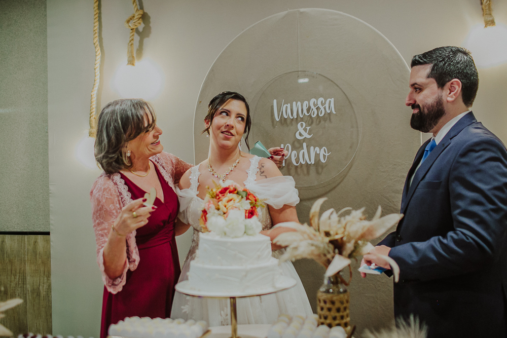 Festa de Casamento após o Sacramento do Matrimônio em casamento católico no Grajaú, Rio de Janeiro. Fotografia de casamento por Aline Lelles do Atelier Fotografia Afetiva