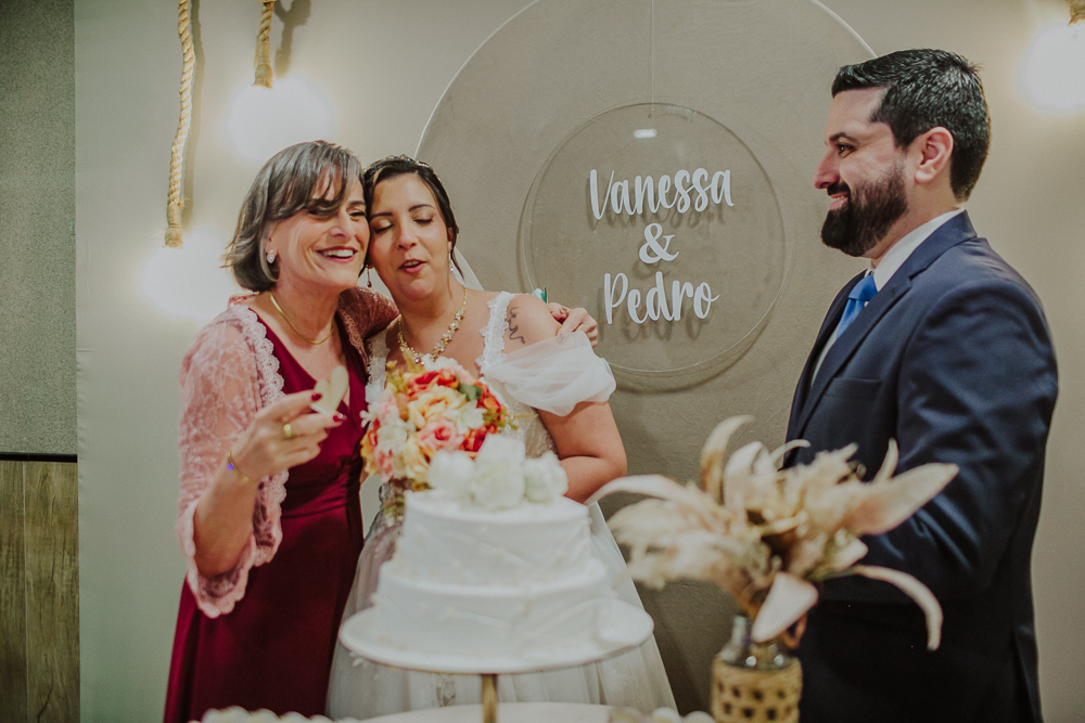 Festa de Casamento após o Sacramento do Matrimônio em casamento católico no Grajaú, Rio de Janeiro. Fotografia de casamento por Aline Lelles do Atelier Fotografia Afetiva