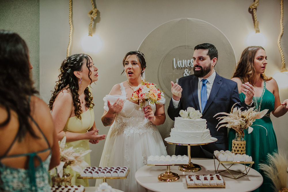 Festa de Casamento após o Sacramento do Matrimônio em casamento católico no Grajaú, Rio de Janeiro. Fotografia de casamento por Aline Lelles do Atelier Fotografia Afetiva