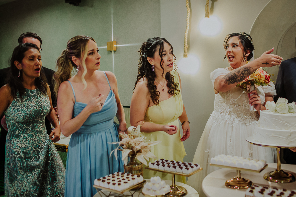 Festa de Casamento após o Sacramento do Matrimônio em casamento católico no Grajaú, Rio de Janeiro. Fotografia de casamento por Aline Lelles do Atelier Fotografia Afetiva