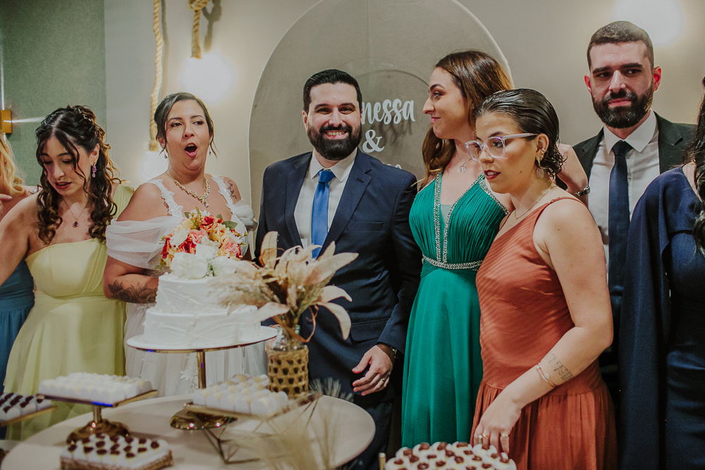Festa de Casamento após o Sacramento do Matrimônio em casamento católico no Grajaú, Rio de Janeiro. Fotografia de casamento por Aline Lelles do Atelier Fotografia Afetiva