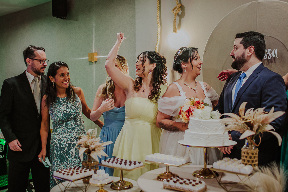 Festa de Casamento após o Sacramento do Matrimônio em casamento católico no Grajaú, Rio de Janeiro. Fotografia de casamento por Aline Lelles do Atelier Fotografia Afetiva