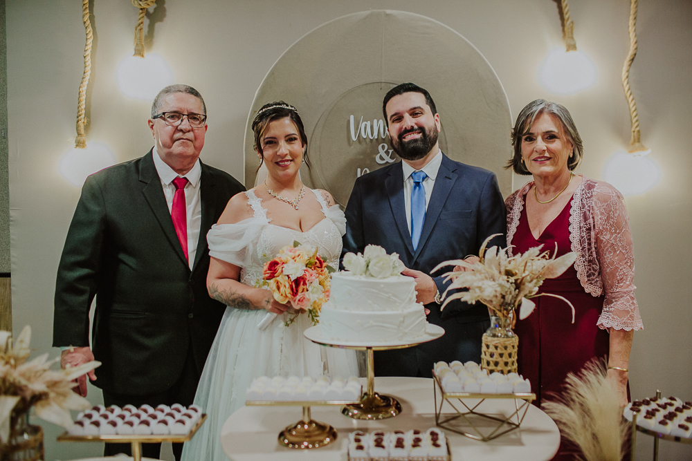 Festa de Casamento após o Sacramento do Matrimônio em casamento católico no Grajaú, Rio de Janeiro. Fotografia de casamento por Aline Lelles do Atelier Fotografia Afetiva