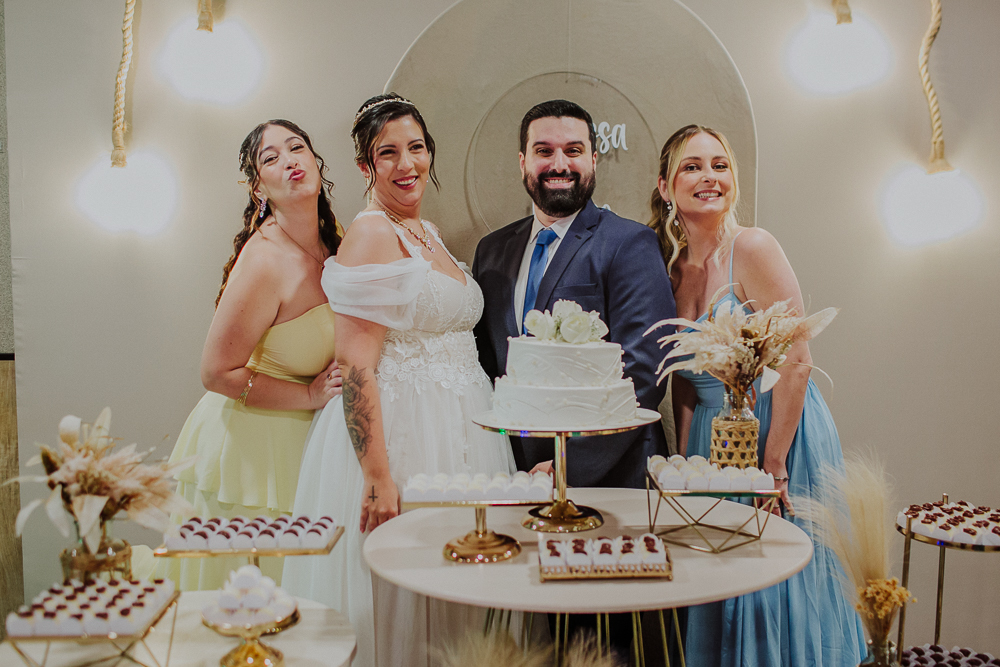 Festa de Casamento após o Sacramento do Matrimônio em casamento católico no Grajaú, Rio de Janeiro. Fotografia de casamento por Aline Lelles do Atelier Fotografia Afetiva
