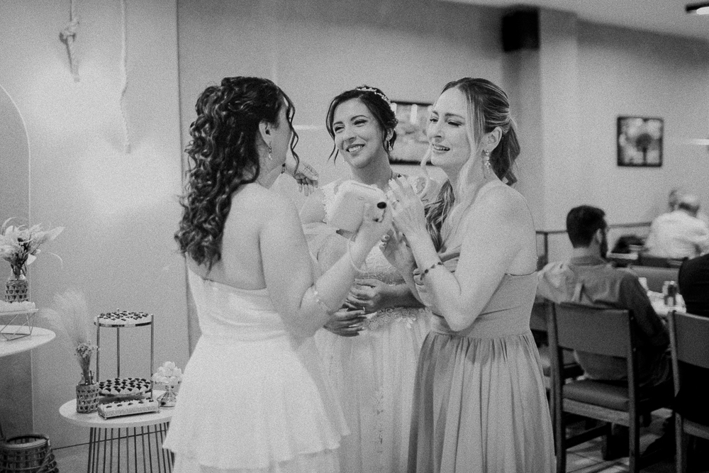 Festa de Casamento após o Sacramento do Matrimônio em casamento católico no Grajaú, Rio de Janeiro. Fotografia de casamento por Aline Lelles do Atelier Fotografia Afetiva