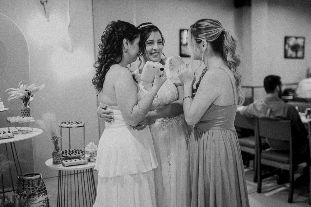 Festa de Casamento após o Sacramento do Matrimônio em casamento católico no Grajaú, Rio de Janeiro. Fotografia de casamento por Aline Lelles do Atelier Fotografia Afetiva