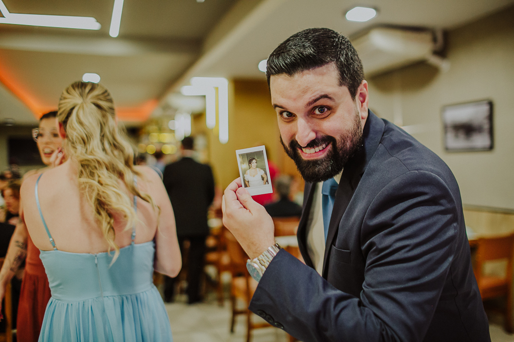 Festa de Casamento após o Sacramento do Matrimônio em casamento católico no Grajaú, Rio de Janeiro. Fotografia de casamento por Aline Lelles do Atelier Fotografia Afetiva