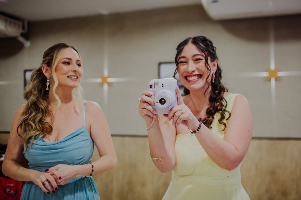 Festa de Casamento após o Sacramento do Matrimônio em casamento católico no Grajaú, Rio de Janeiro. Fotografia de casamento por Aline Lelles do Atelier Fotografia Afetiva