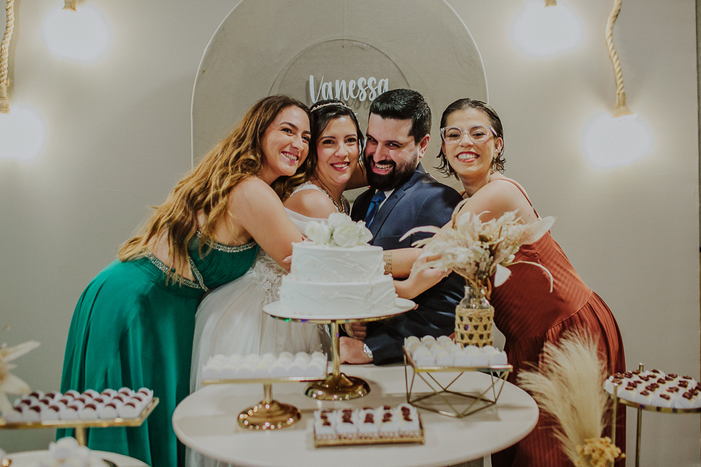 Festa de Casamento após o Sacramento do Matrimônio em casamento católico no Grajaú, Rio de Janeiro. Fotografia de casamento por Aline Lelles do Atelier Fotografia Afetiva