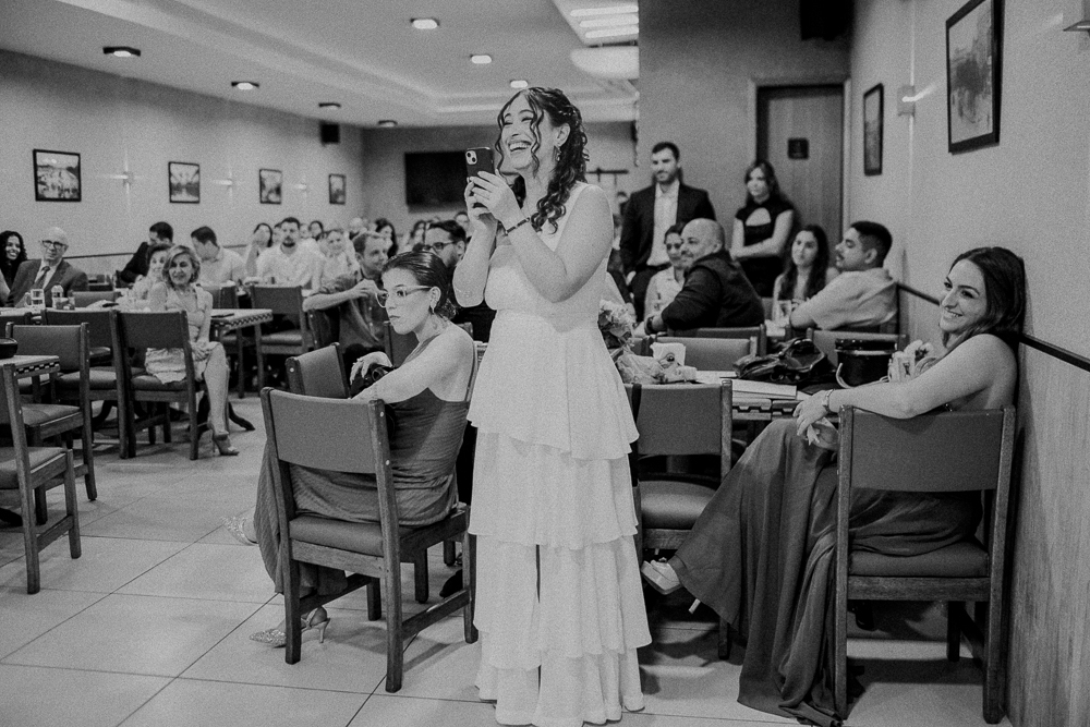 Festa de Casamento após o Sacramento do Matrimônio em casamento católico no Grajaú, Rio de Janeiro. Fotografia de casamento por Aline Lelles do Atelier Fotografia Afetiva