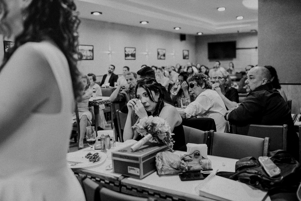 Festa de Casamento após o Sacramento do Matrimônio em casamento católico no Grajaú, Rio de Janeiro. Fotografia de casamento por Aline Lelles do Atelier Fotografia Afetiva