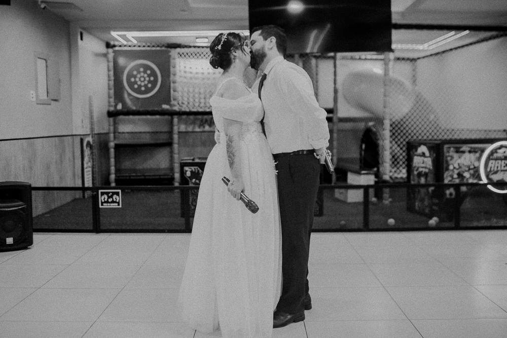 Festa de Casamento após o Sacramento do Matrimônio em casamento católico no Grajaú, Rio de Janeiro. Fotografia de casamento por Aline Lelles do Atelier Fotografia Afetiva