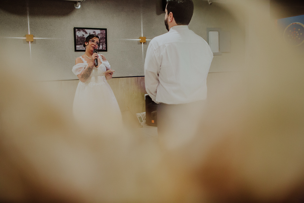Festa de Casamento após o Sacramento do Matrimônio em casamento católico no Grajaú, Rio de Janeiro. Fotografia de casamento por Aline Lelles do Atelier Fotografia Afetiva