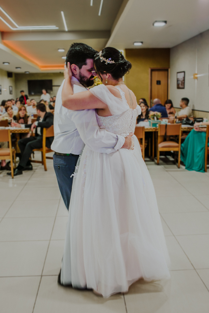 Festa de Casamento após o Sacramento do Matrimônio em casamento católico no Grajaú, Rio de Janeiro. Fotografia de casamento por Aline Lelles do Atelier Fotografia Afetiva