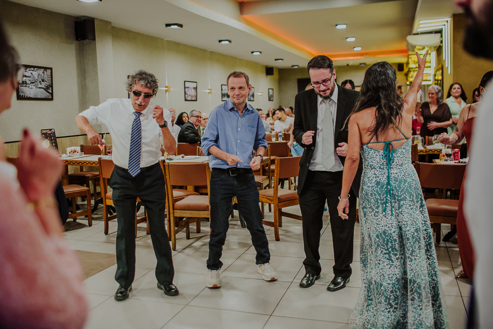 Festa de Casamento após o Sacramento do Matrimônio em casamento católico no Grajaú, Rio de Janeiro. Fotografia de casamento por Aline Lelles do Atelier Fotografia Afetiva