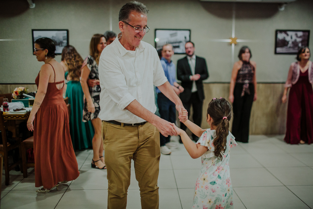 Festa de Casamento após o Sacramento do Matrimônio em casamento católico no Grajaú, Rio de Janeiro. Fotografia de casamento por Aline Lelles do Atelier Fotografia Afetiva
