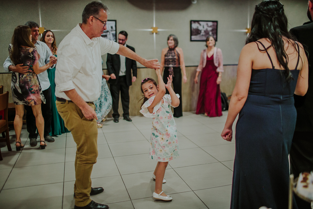 Festa de Casamento após o Sacramento do Matrimônio em casamento católico no Grajaú, Rio de Janeiro. Fotografia de casamento por Aline Lelles do Atelier Fotografia Afetiva