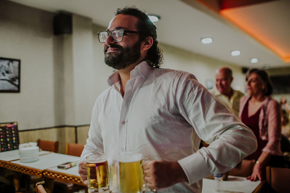 Festa de Casamento após o Sacramento do Matrimônio em casamento católico no Grajaú, Rio de Janeiro. Fotografia de casamento por Aline Lelles do Atelier Fotografia Afetiva