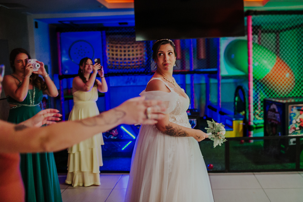Festa de Casamento após o Sacramento do Matrimônio em casamento católico no Grajaú, Rio de Janeiro. Fotografia de casamento por Aline Lelles do Atelier Fotografia Afetiva