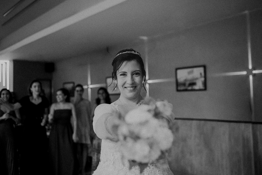 Festa de Casamento após o Sacramento do Matrimônio em casamento católico no Grajaú, Rio de Janeiro. Fotografia de casamento por Aline Lelles do Atelier Fotografia Afetiva