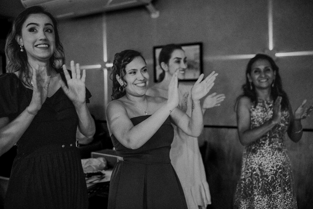Festa de Casamento após o Sacramento do Matrimônio em casamento católico no Grajaú, Rio de Janeiro. Fotografia de casamento por Aline Lelles do Atelier Fotografia Afetiva