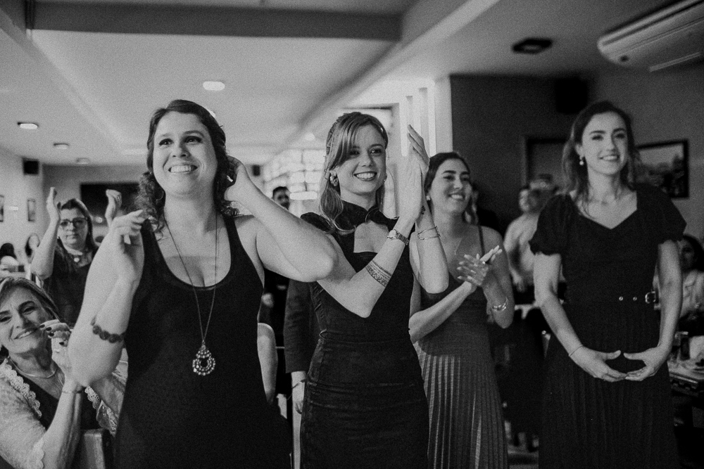 Festa de Casamento após o Sacramento do Matrimônio em casamento católico no Grajaú, Rio de Janeiro. Fotografia de casamento por Aline Lelles do Atelier Fotografia Afetiva