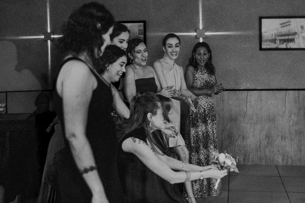 Festa de Casamento após o Sacramento do Matrimônio em casamento católico no Grajaú, Rio de Janeiro. Fotografia de casamento por Aline Lelles do Atelier Fotografia Afetiva