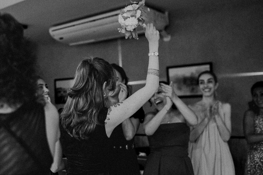 Festa de Casamento após o Sacramento do Matrimônio em casamento católico no Grajaú, Rio de Janeiro. Fotografia de casamento por Aline Lelles do Atelier Fotografia Afetiva