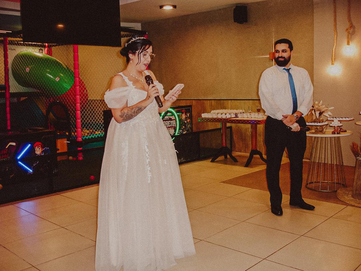 Noivos curtindo a festa de casamento em fotografia feita com Cybershot, com estética nostálgica dos anos 2000.
