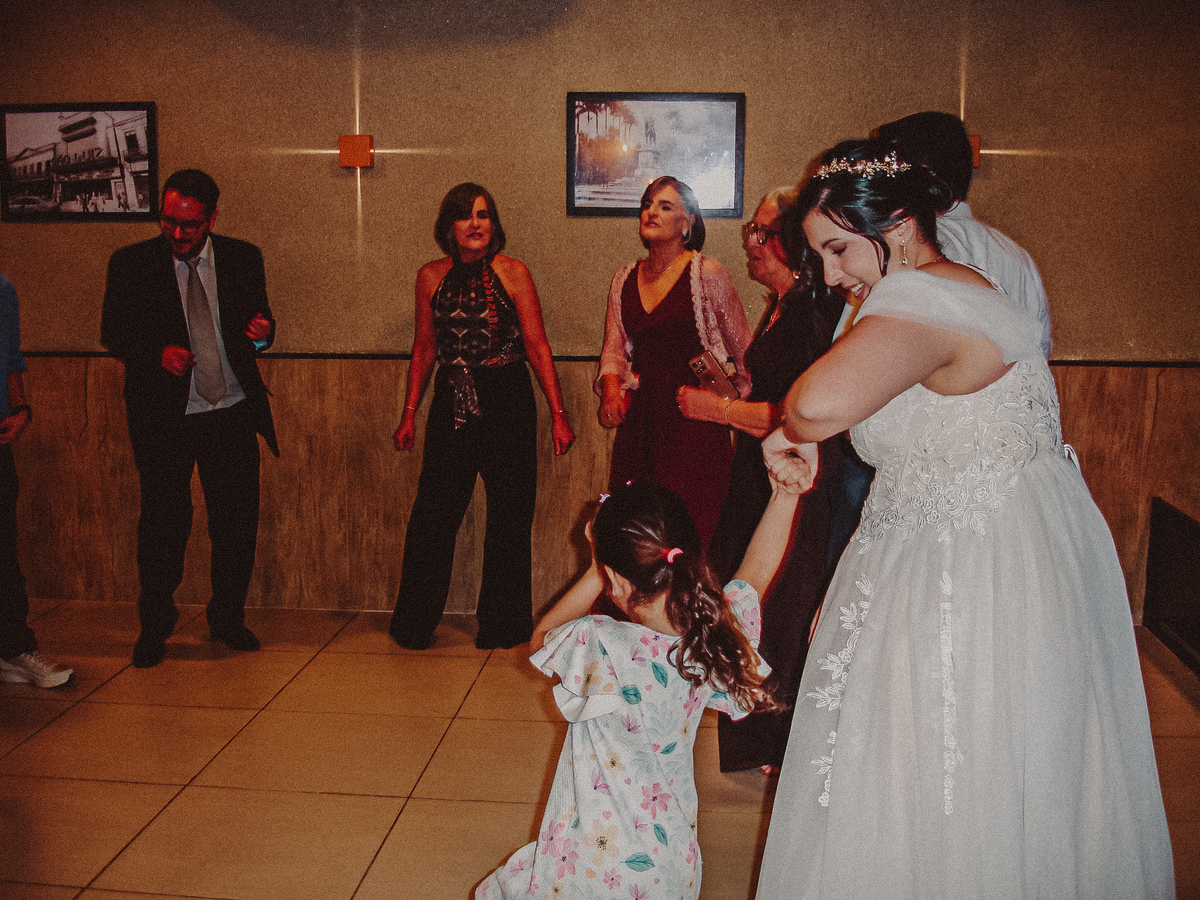 Noivos curtindo a festa de casamento em fotografia feita com Cybershot, com estética nostálgica dos anos 2000.
