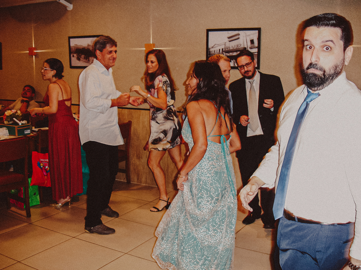 Noivos curtindo a festa de casamento em fotografia feita com Cybershot, com estética nostálgica dos anos 2000.