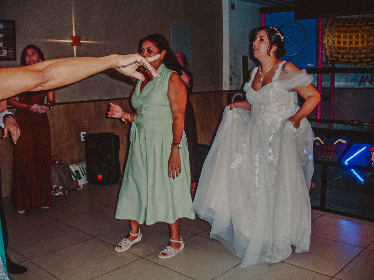 Noivos curtindo a festa de casamento em fotografia feita com Cybershot, com estética nostálgica dos anos 2000.