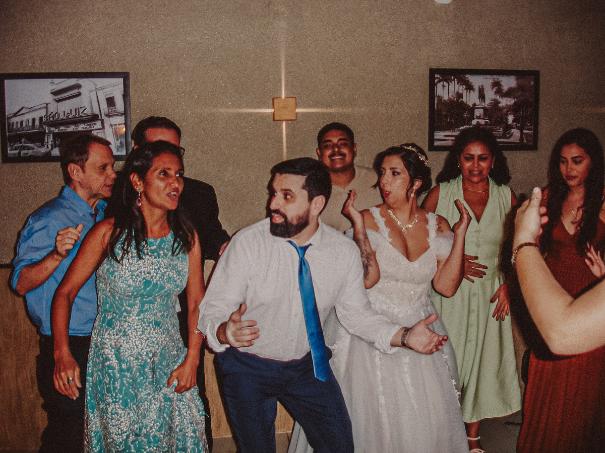 Momento espontâneo da festa de casamento registrado com Cybershot, trazendo o charme das câmeras digitais dos anos 2000.