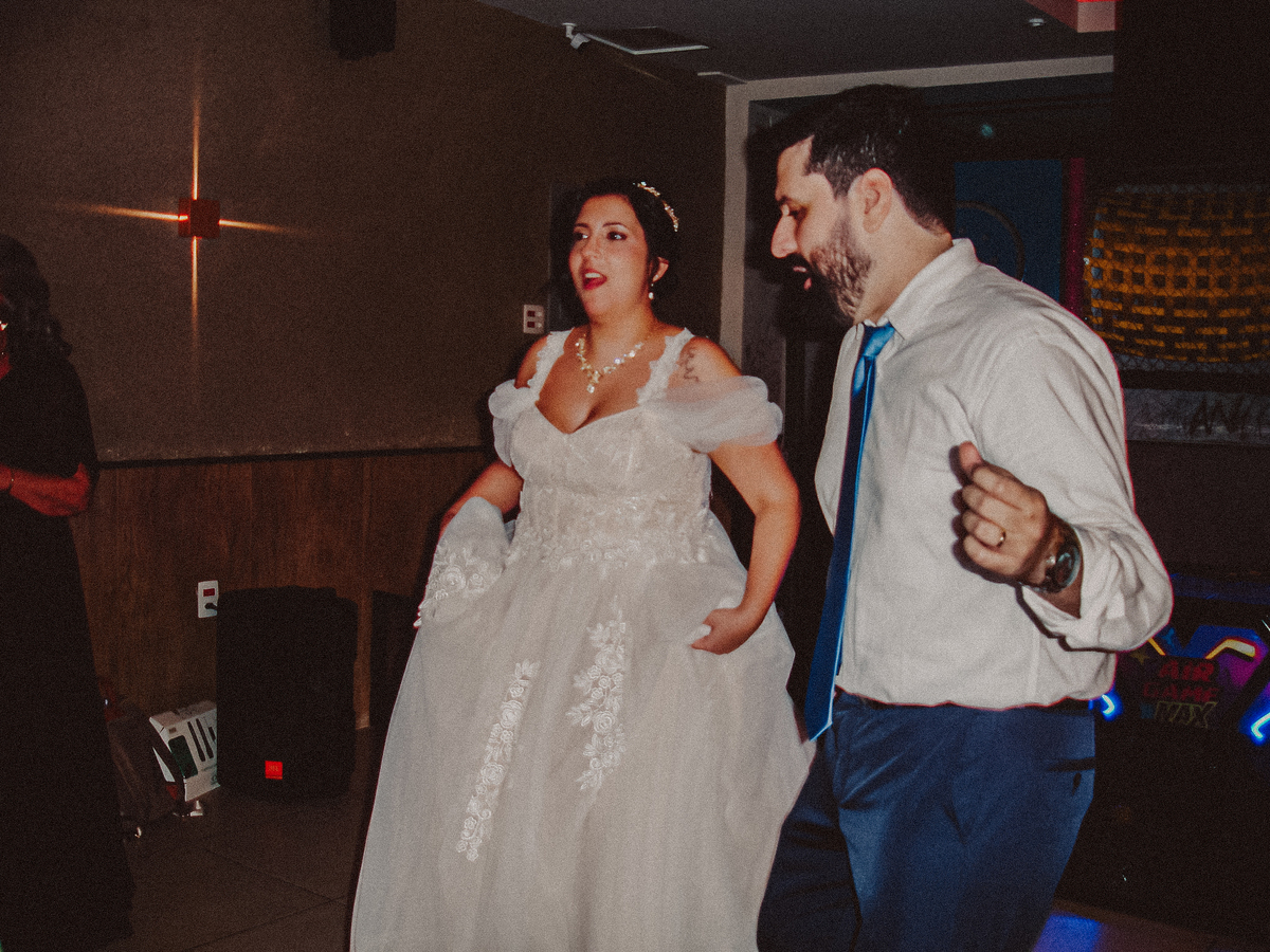 Foto espontânea dos noivos durante a festa de casamento no Rio de Janeiro, registrada com câmera digital Cybershot.