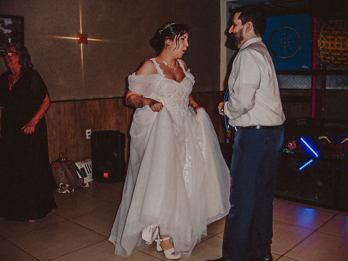 Momento espontâneo da festa de casamento registrado com Cybershot, trazendo o charme das câmeras digitais dos anos 2000.