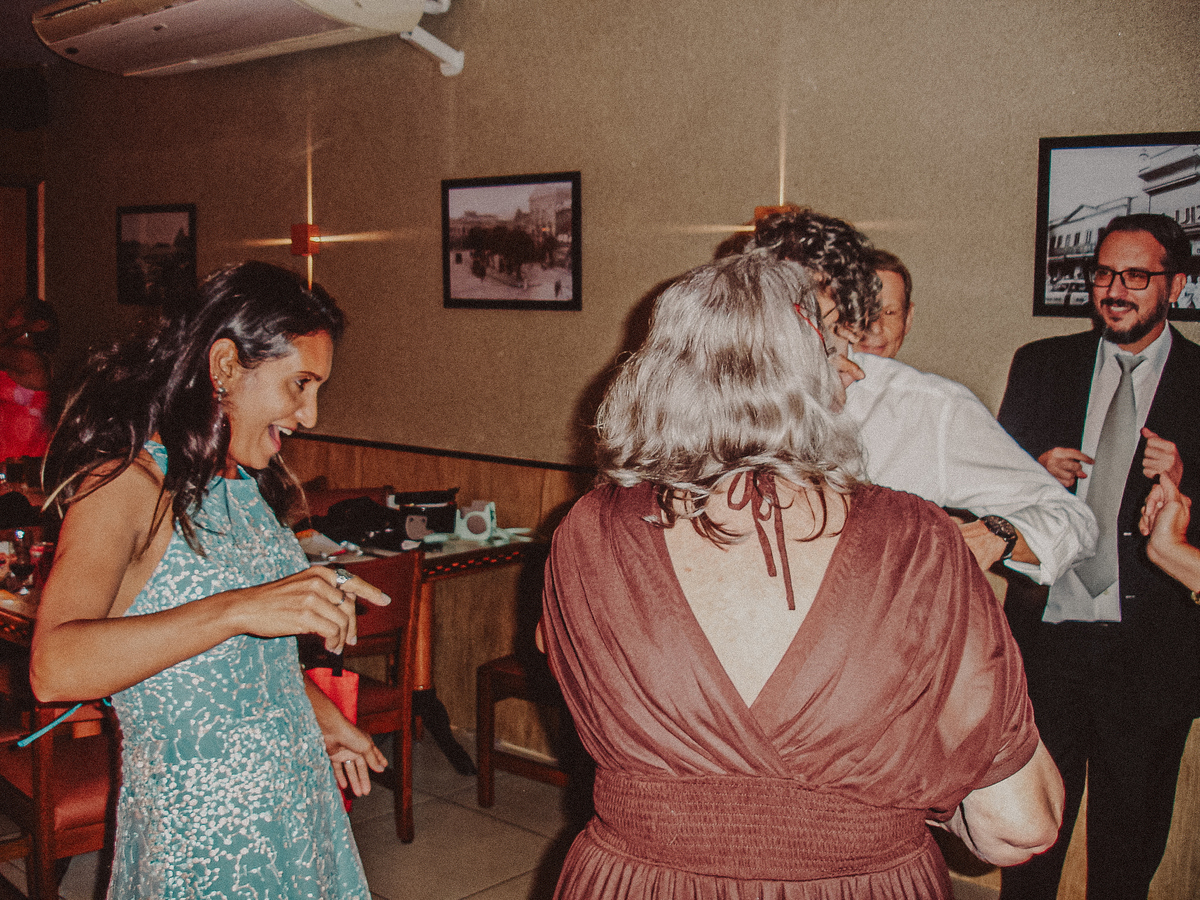 Momento espontâneo da festa de casamento registrado com Cybershot, trazendo o charme das câmeras digitais dos anos 2000.