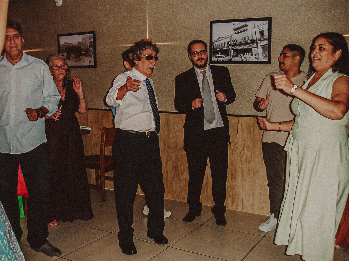 Fotografia de casamento com estética vintage digital, flash direto e clima descontraído na pista de dança.
