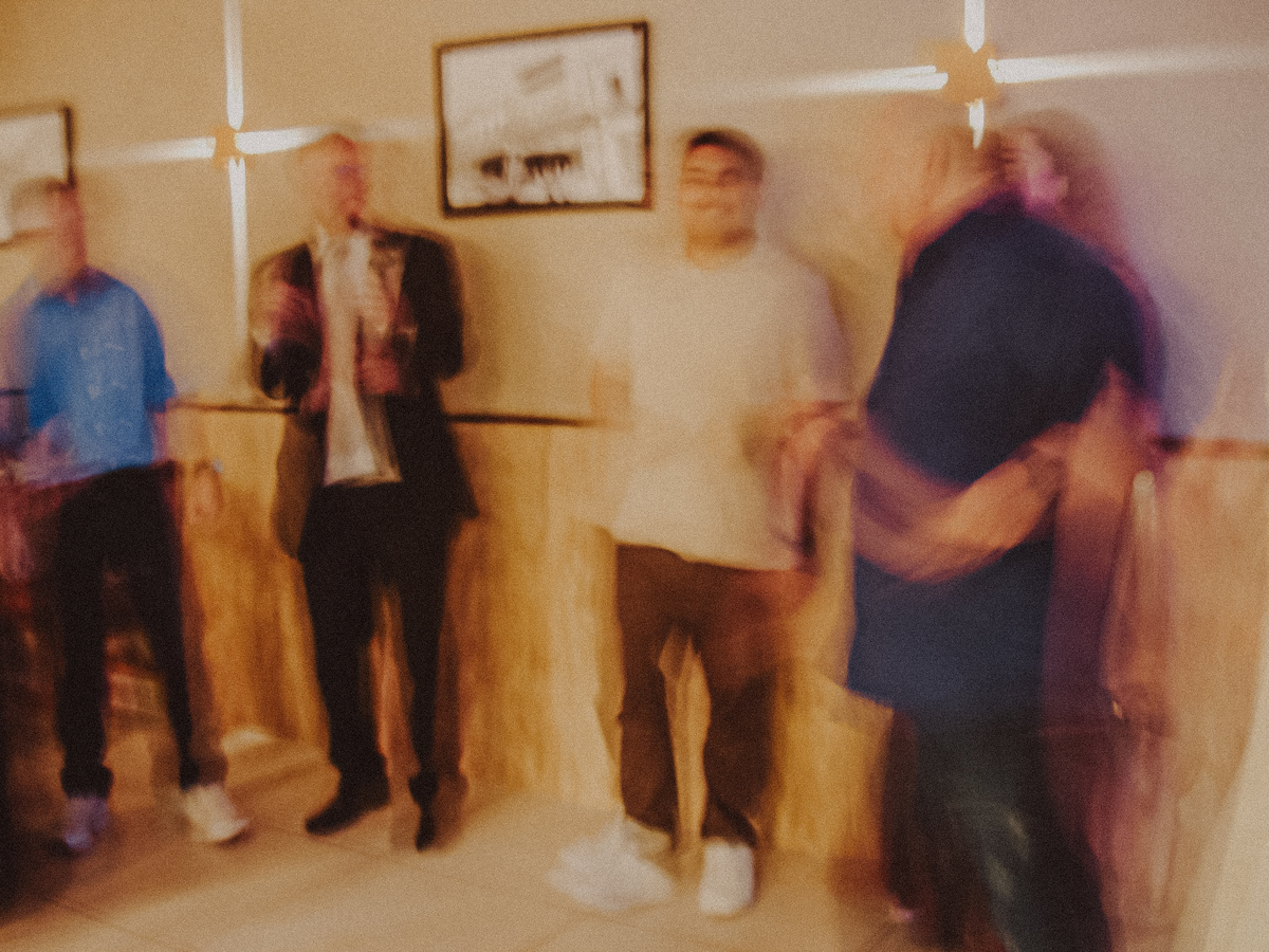 Fotografia de casamento com estética vintage digital, flash direto e clima descontraído na pista de dança.