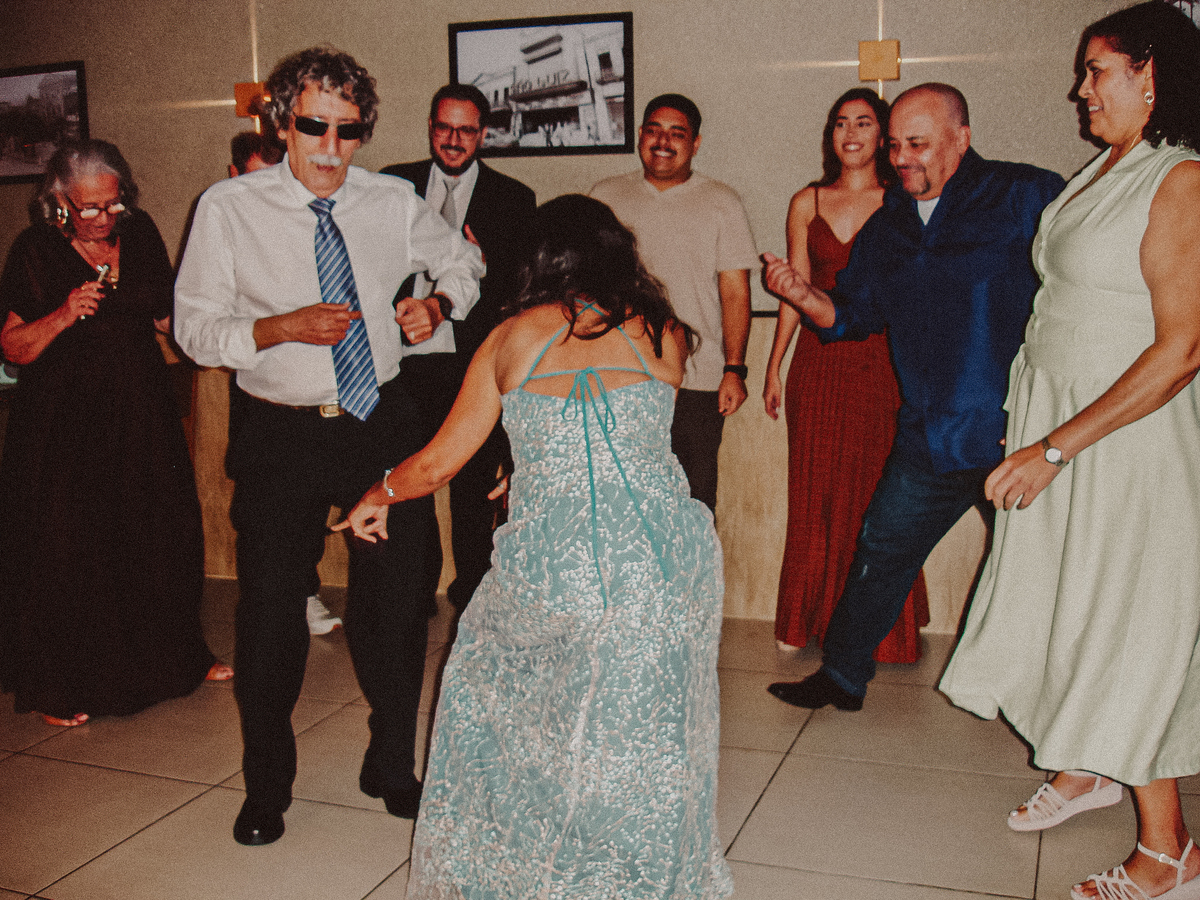 Fotografia de casamento com estética vintage digital, flash direto e clima descontraído na pista de dança.