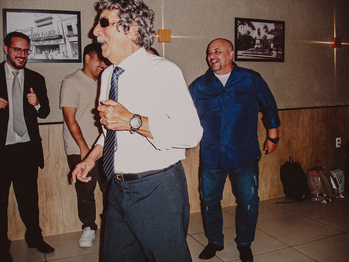 Fotografia de casamento com estética vintage digital, flash direto e clima descontraído na pista de dança.