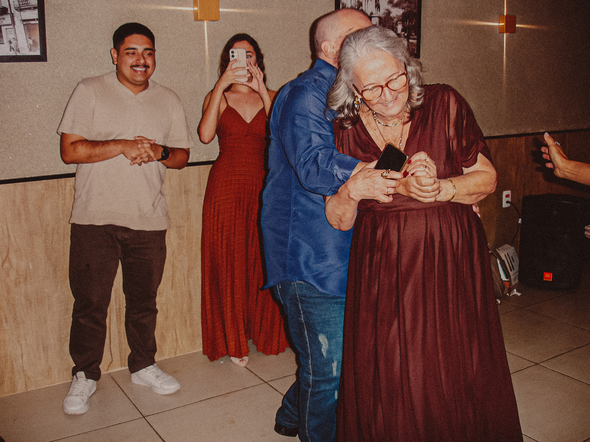 Noivos curtindo a festa de casamento em fotografia feita com Cybershot, com estética nostálgica dos anos 2000.
